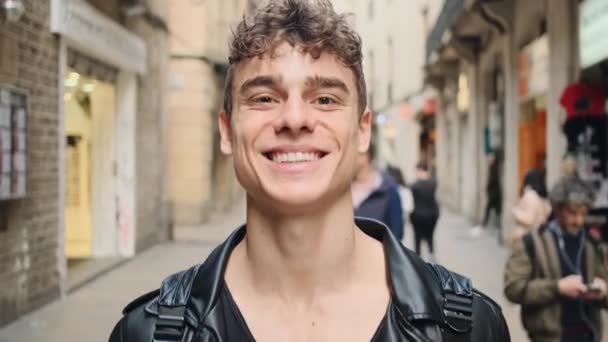 Deri Ceketli Genç Yakışıklı Adam Barselona Nın Eski Güzel Şehrinde — Stok video