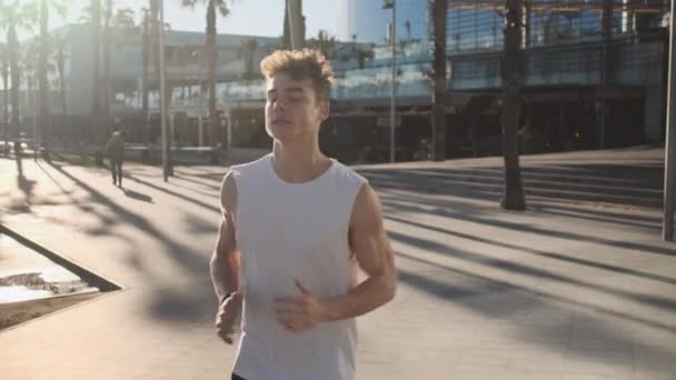 Młody Przystojny Sportowiec Biegnie Rano Świeżym Powietrzu Barcelonie — Wideo stockowe