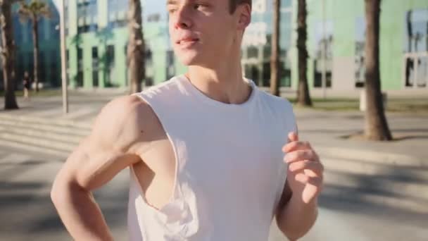 Jonge Aantrekkelijke Fit Man Ochtend Hardlopen Outdoor — Stockvideo