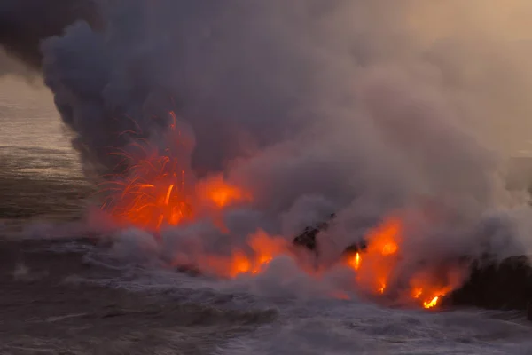 Entrada explosiva no oceano de lava — Fotografia de Stock