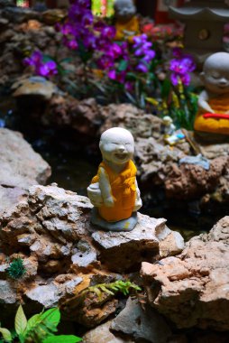 gülümseyen keşiş heykeli