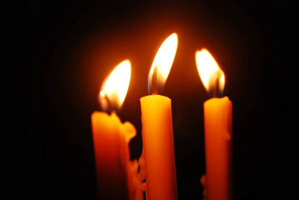 Karanlıktaki mum ışığı.