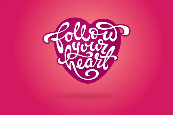 Lettres blanches Suivez votre cœur en forme de cœur sur fond rose. Utilisé pour les bannières, t-shirt, carnets de croquis et couverture de carnets. Illustration vectorielle . — Image vectorielle