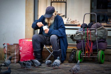 Almanya 'da evsiz bir adam, çantası ve arabası var.