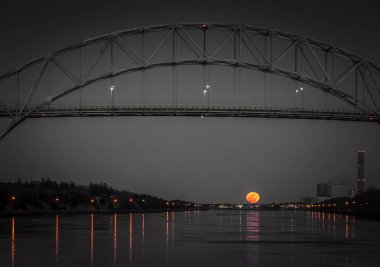 Sagamore köprünün altından supermoon
