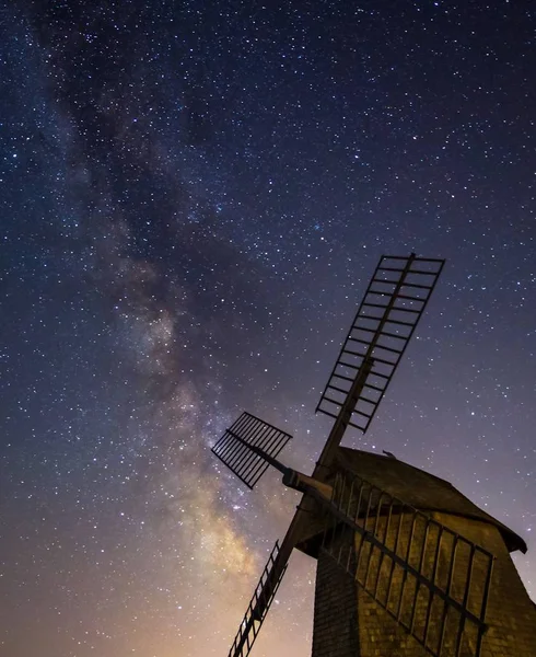 Voie lactée au-dessus du moulin historique — Photo