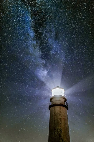 Млечный Путь над маяком — стоковое фото