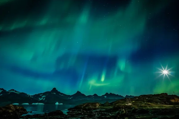 Luces boreales sobre la costa de Groenlandia Fotos De Stock Sin Royalties Gratis