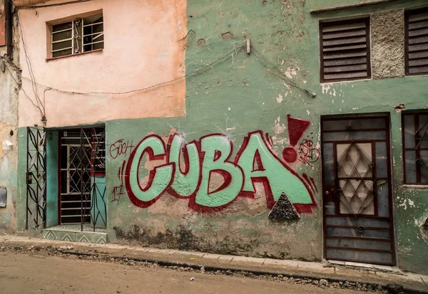 Pouliční scéna v Havana Kuba s velkými graffiti, který čte "Kuba!" — Stock fotografie