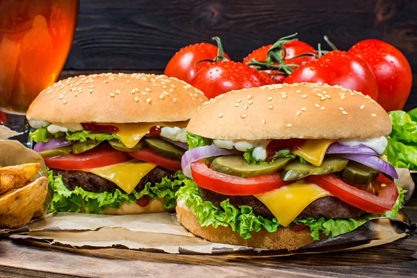 Primer plano de las deliciosas hamburguesas caseras en la mesa de madera. — Foto de Stock