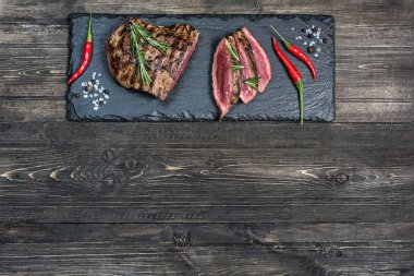 Gemide baharat ve gri tablo biftek dilimlenmiş Delicious