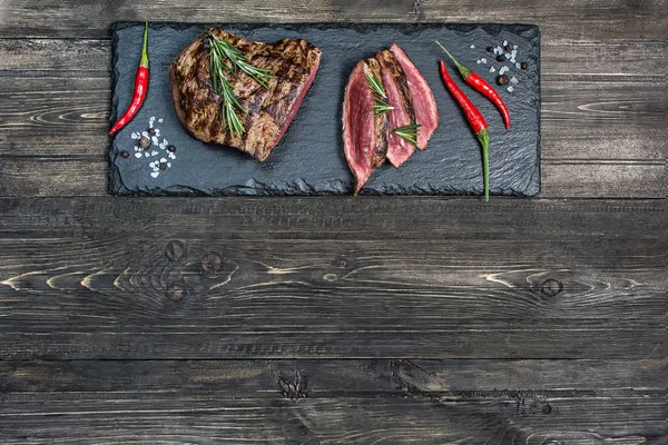 Gemide baharat ve gri tablo biftek dilimlenmiş Delicious