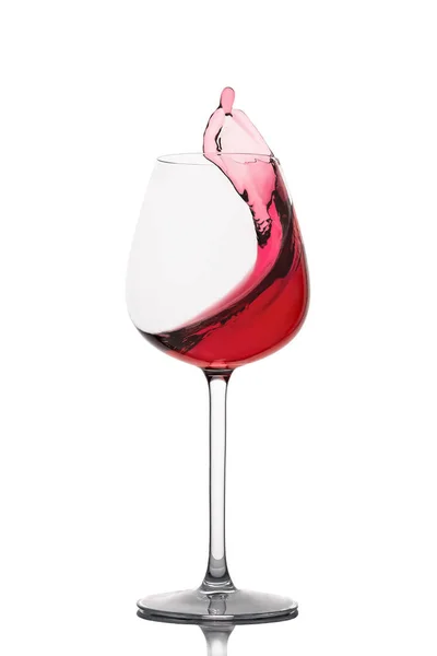 Pohybující se červené víno sklo na bílém pozadí — Stock fotografie