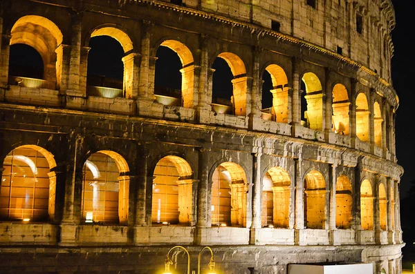 Roma, Italia. Uno dei posti più popolari al mondo di sera - il Colosseo romano illuminato sotto cielo scuro — Foto Stock
