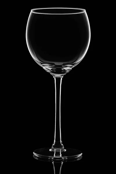 Verre verre à vin isolé sur fond noir — Photo