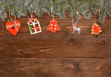 ahşap arka plan üzerinde oyuncaklar ile Noel ağacı