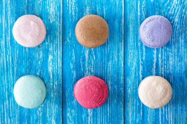 Mavi ahşap masa portre üzerinde lezzetli Macaroons