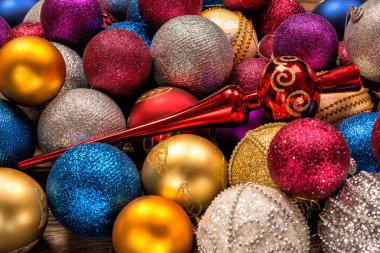 Farklı renkler yakın çekim güzel parlak yılbaşı oyuncakları