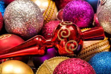 Farklı renkler yakın çekim güzel parlak yılbaşı oyuncakları