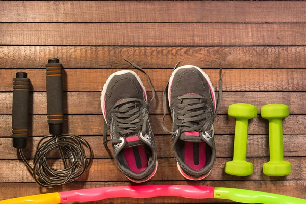Fitness vybavení. Zdravé jídlo. Tenisky, voda, apple na dřevěné pozadí — Stock fotografie