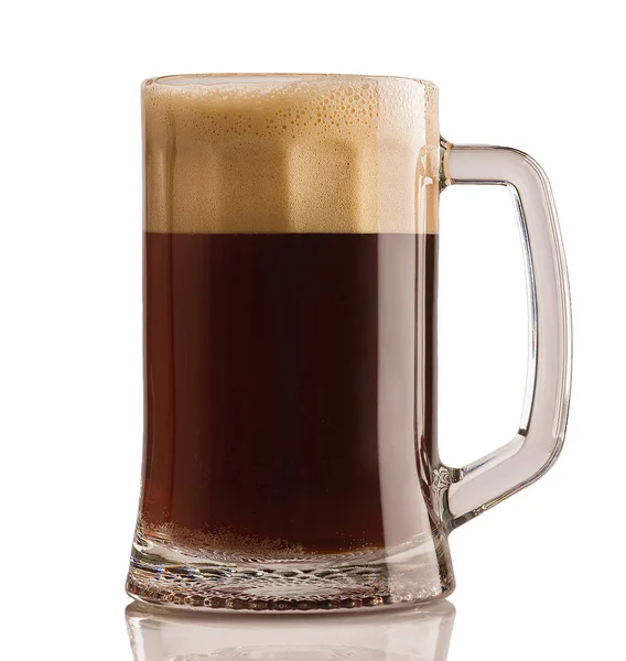 Cerveza oscura en un vaso, aislada sobre un fondo blanco — Foto de Stock