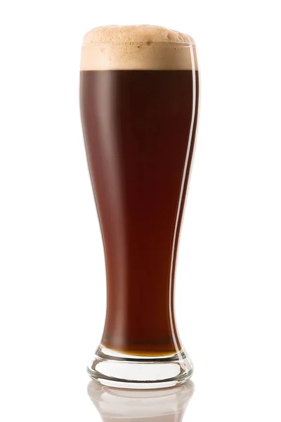 Cerveza oscura en un vaso, aislada sobre un fondo blanco — Foto de Stock