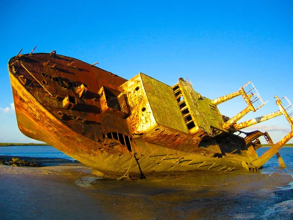 Un naufragio a tierra — Foto de Stock