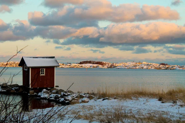 Röda stugan i skärgården — Stockfoto