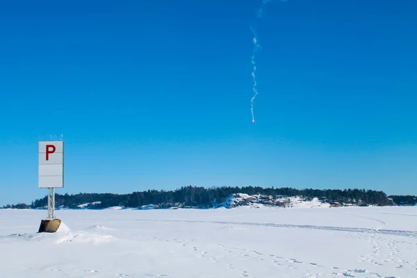 Fusée rouge d'urgence tombant sur la glace — Photo