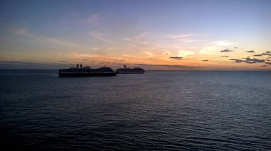 İki lüks cruise gömlekleri