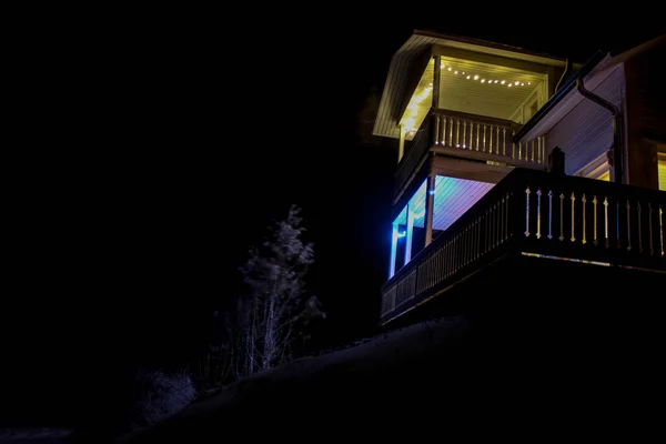 Ein Hell Erleuchtetes Haus Auf Einem Hügel Schnee Und Der — Stockfoto