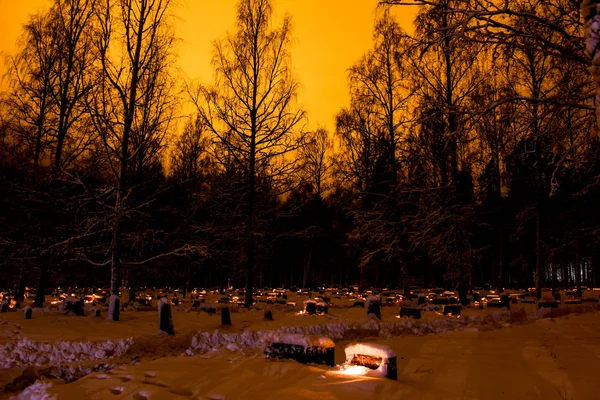 Cimitero Innevato Lume Candela Nel Periodo Natalizio — Foto Stock