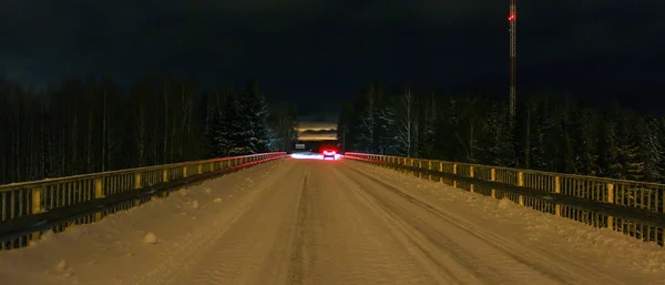 Feux Arrière Une Voiture Sur Pont Enneigé — Photo