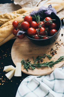 Lezzetli ekmek baget ile lezzetli taze domates