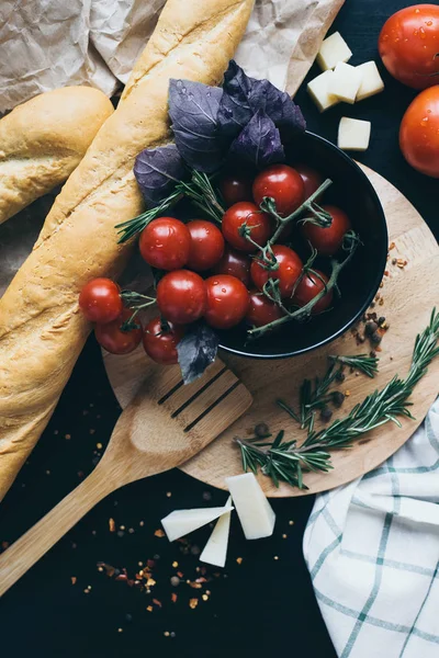 Lezzetli ekmek baget ile lezzetli taze domates