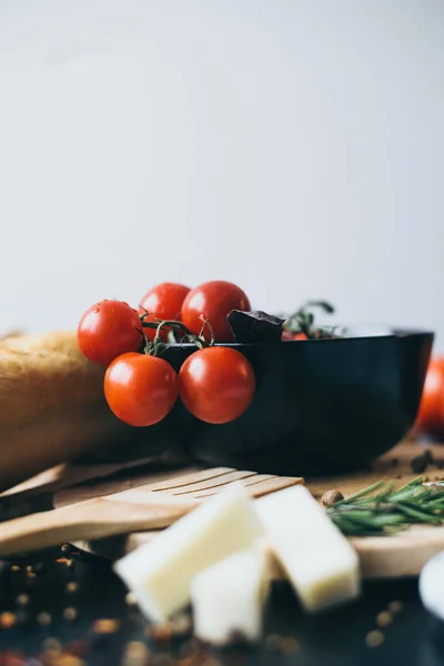 Lezzetli ekmek baget ile lezzetli taze domates