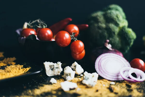 Lezzetli ekmek baget ile lezzetli taze domates