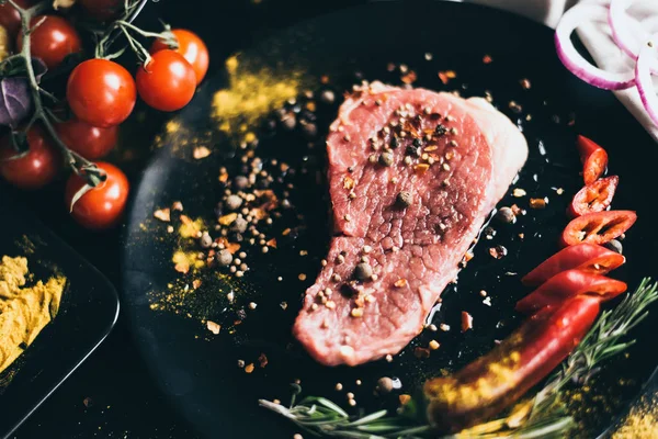 Et yemek için. Lezzetli yemekler ile natürmort. Beaf biftek sebze gibi diğer malzemeler ile. Domates, biber, soğan, baharat.