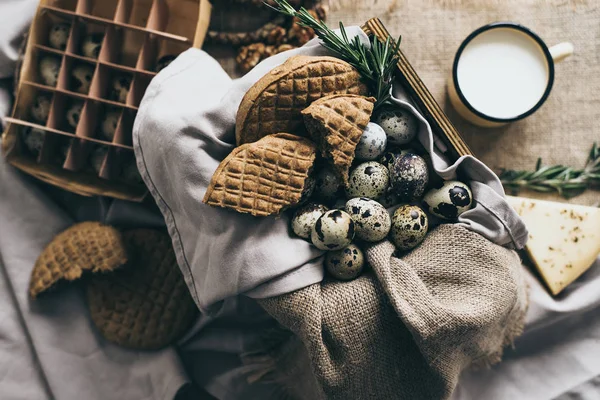 Şık rustik natürmort peynir ve ekmek bir dekorasyon olarak kullanılan craft peçete ile sıcak bej renklerde farklı türde. Otlar, sağlıklı ürünler ve organik gıda