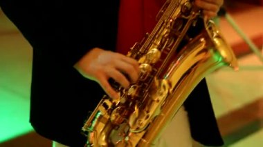 sırasında bir performans sanatçısı ve saksafon yakın çekim.