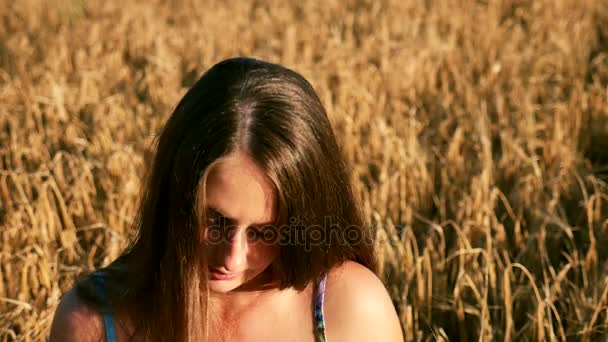 Hermosa chica embarazada en el campo — Vídeo de stock