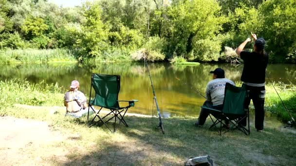 Tres pescadores en la orilla — Vídeo de stock