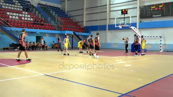 Basketbalwedstrijd van het toernooi Alexey Shved Belgorod-Rusland 11.10.2017 — Stockvideo