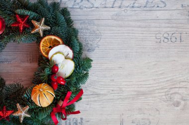 beyaz zemin üzerinde Noel çelenk