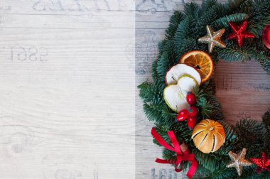 ahşap zemin üzerinde Noel çelenk