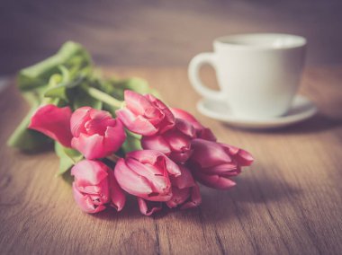  ahşap arka plan üzerinde Lale ile kahve fincanı