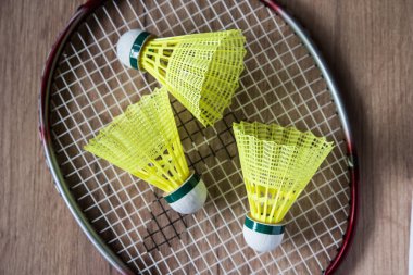 Sarı topları ile Badminton Raket