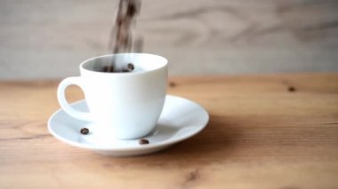 kahve fincanı kahve çekirdekleri ahşap arka plan üzerinde tarafından doldurulmuş