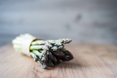 kuşkonmaz yakın ahşap arka plan üzerinde demet