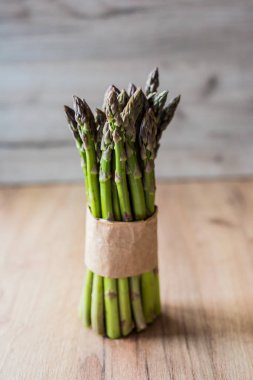 kuşkonmaz yakın ahşap arka plan üzerinde demet